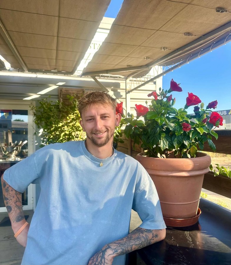 Chef Rémy Hettmann en cuisine au restaurant Hibiscus Saint-Cannat