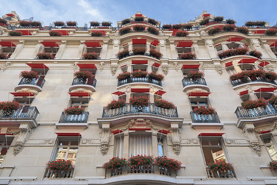 Façade de l'Hôtel Plaza Athénée, avenue Montaigne, Paris
